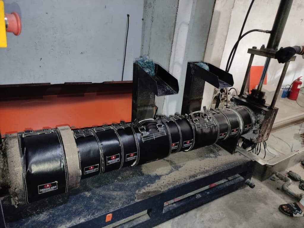 Extruder barrel with ThermoSave jackets and feed chute with recycled material